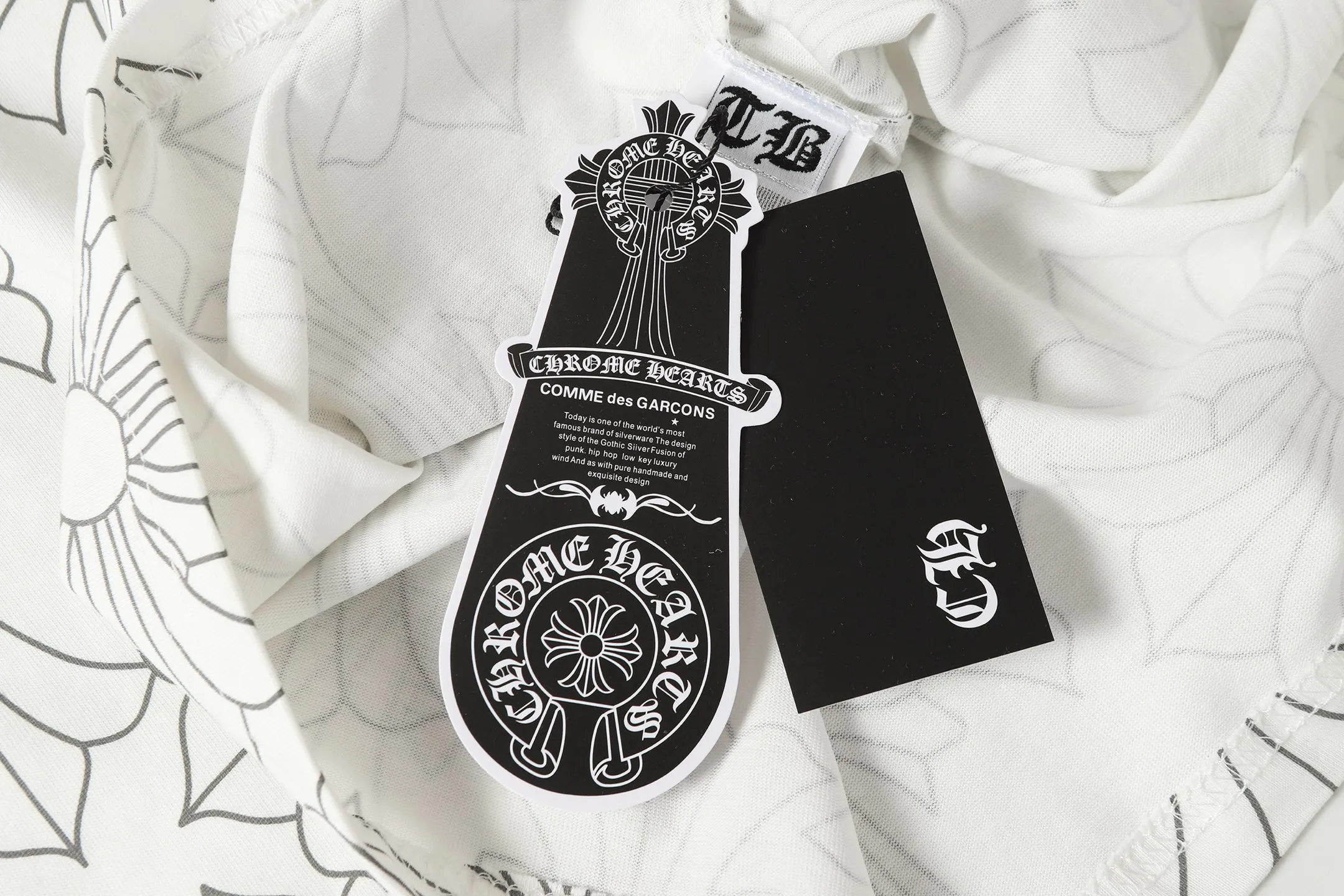 P170 Chrome Hearts CH Chrome Hearts Dark Pattern Color Horseshoe Sanskrit Short Sleeve T-shirt Uses direct injection imported machine printing Hardware and accessories are all milled and customized Correctly configured Black 2025 Chrome Hearts genuine packaging 260 grams of custom-dyed double yarn cotton Large version Loose and stylish Differentiated from low version slim and long version The upper body stretches the hips 100% commitment: top quality Do not make fast food The highest version on the market Top quality - different from the ordinary versions on the market If you care about quality, you should also respect the price. Absolutely 0 after-sales service and 0 return rate so far. It’s hard not to love the style - 260g double yarn cotton custom dyed fabric - Correct high-density main mark, washed tag, hand-sewn
